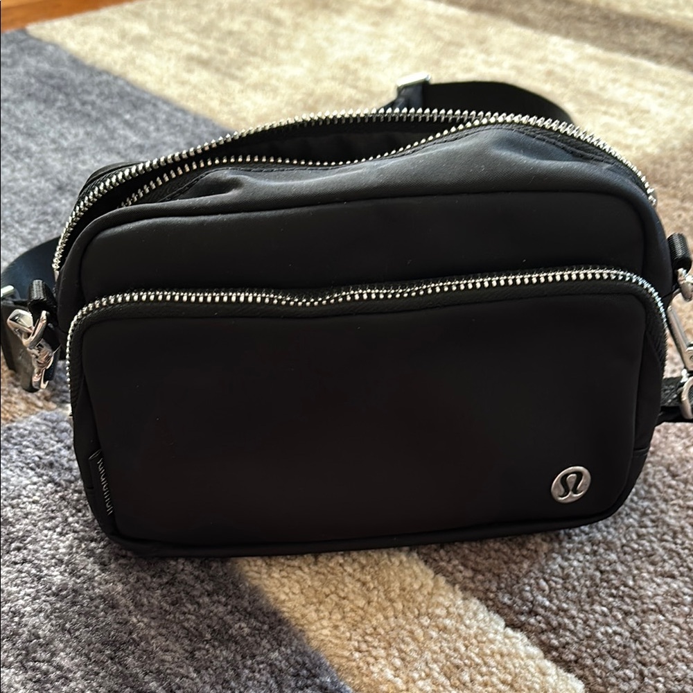 lululemon athletica crossbody Belt Bag Sleek. Black/silver
